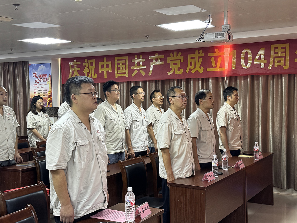 1751937759120114.jpg 2、唱国际歌.JPG